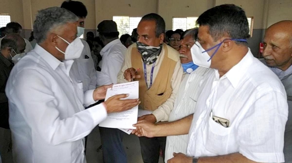 Members of Cauvery Nadi Swacchata Andolana Samiti and Cauvery River Seva Trust submit a memorandum to Kodagu District In-charge Minister V Somanna.