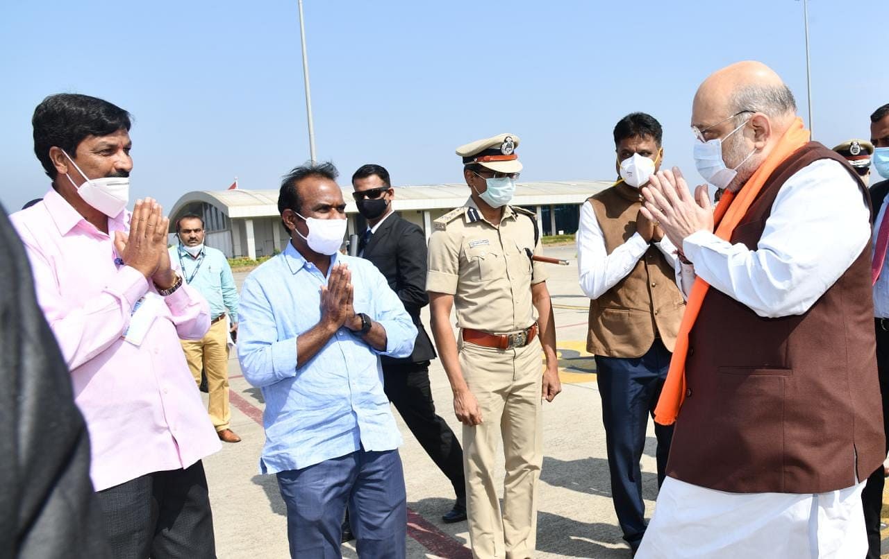 Union Home Minister Amit Shah being received at the airport in Belagavi on Sunday by Water Resources and District Incharge Minister Ramesh Jarkiholi. Credit: DH Special arrangement