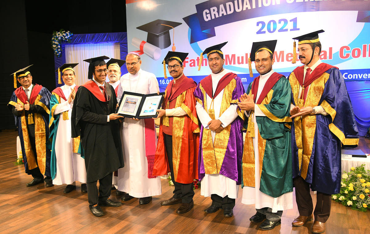 A graduate receives certificate from Mangalore University Vice Chancellor Prof P S Yadapadithaya during Graduation ceremony of Fr Muller Medical College in Mangaluru.DH Photo