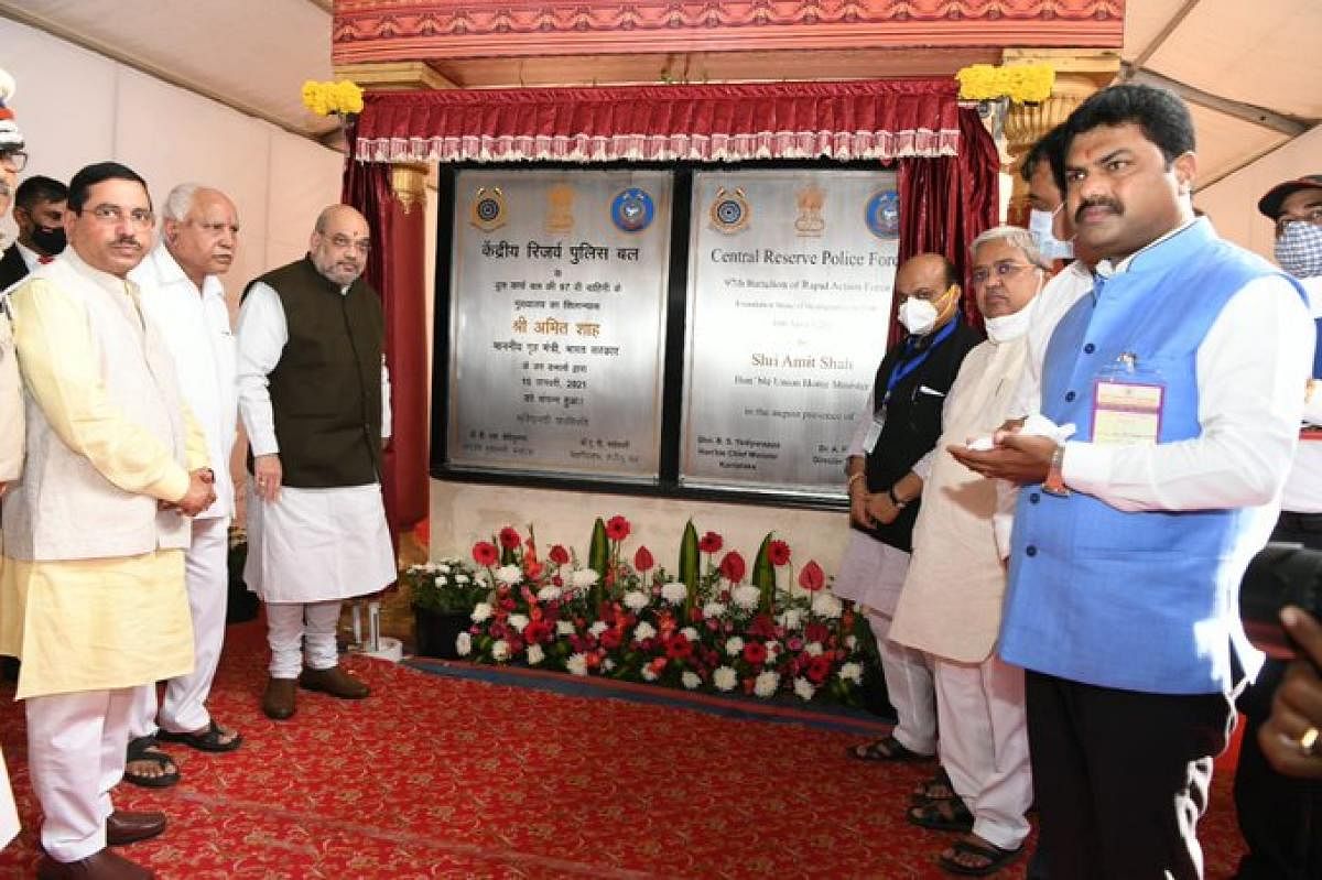 The plaque unveiled by Amit Shah at Bhadravathi had only Hindi and English. Credit: @hd_kumaraswamy