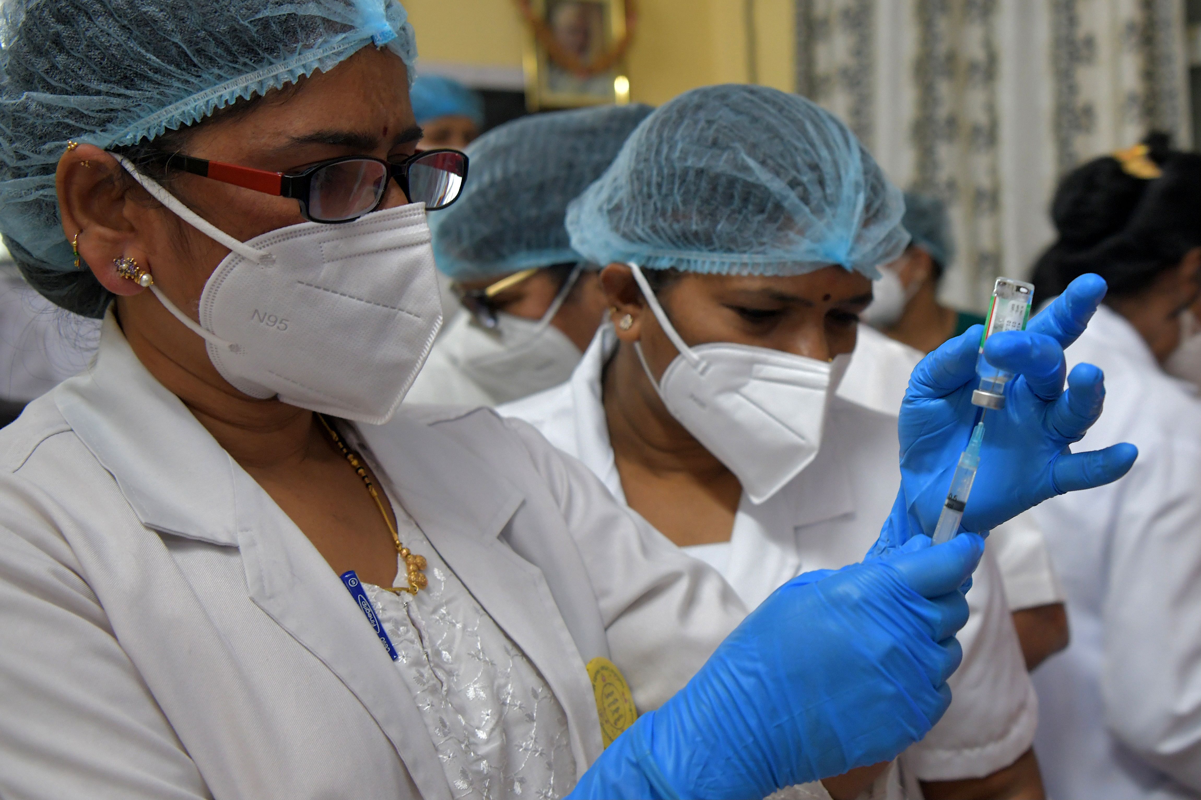 A nurse draws the CoviShield vaccine from a vial to inject a health worker during the Covid-19 coronavirus vaccination drive at the KC General hospital in Bangalore on January 16, 2021. Credit: AFP Photo