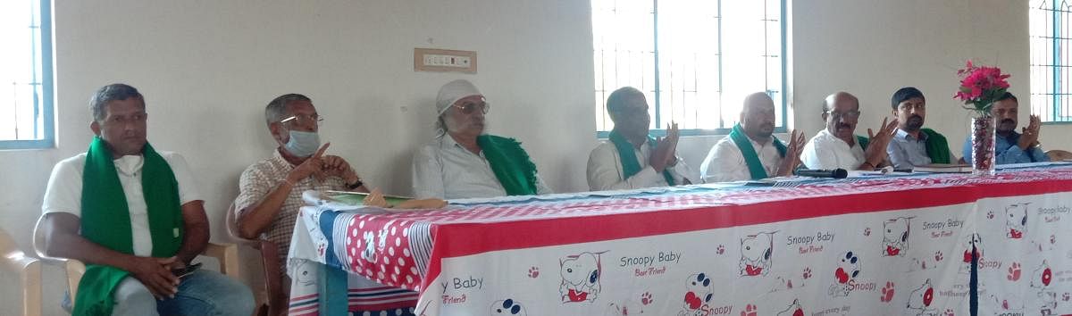 Members of Raitha Sangha and Hasiru Sene during a meeting in Srimangala.