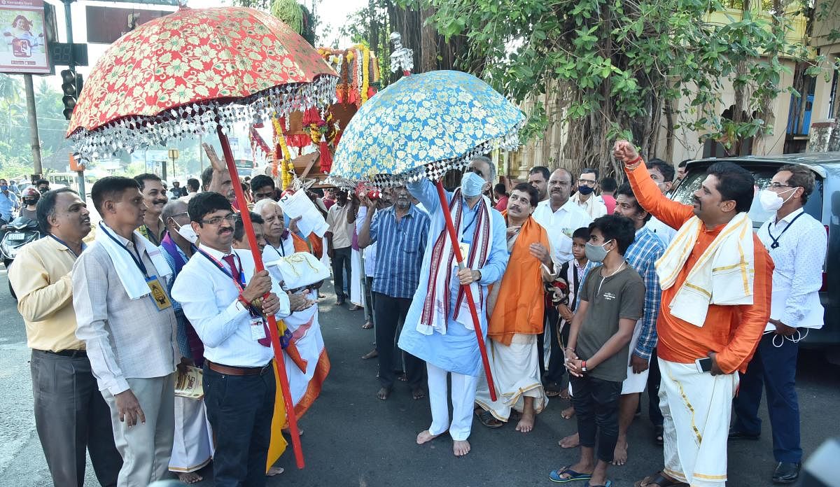 Legislative Assembly Speaker Vishweshwara Hegde Kageri inaugurated a procession held as a part of 500th year of biennial Paryaya system at Jodukatte in Udupi on Monday. 