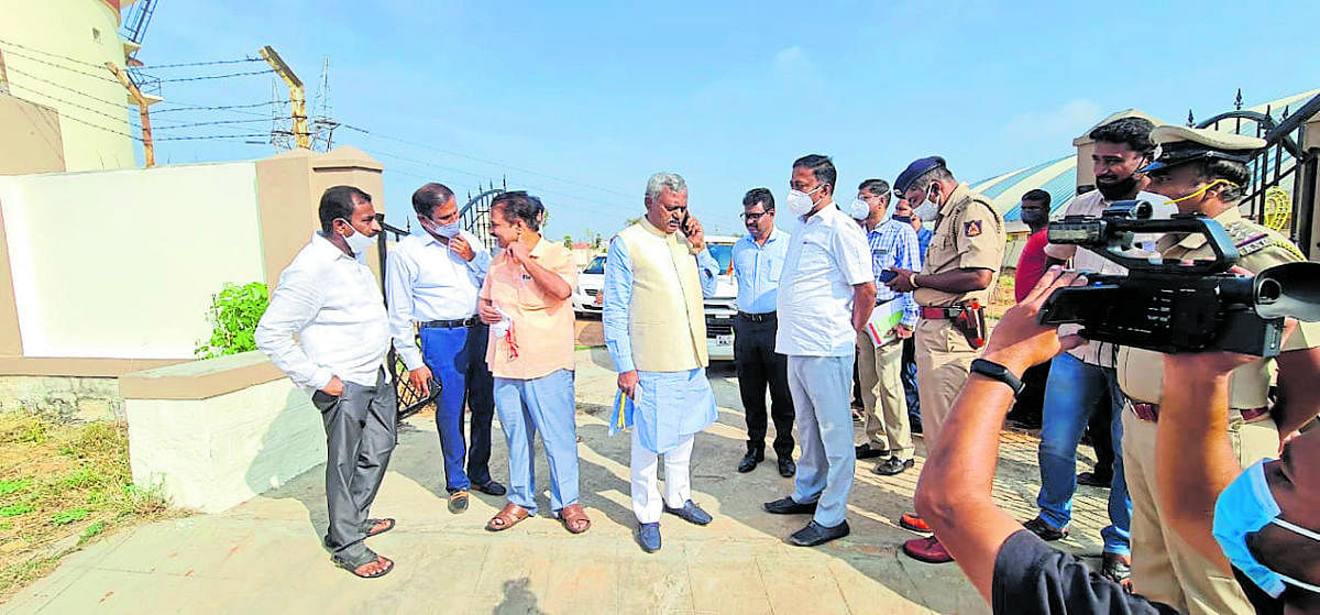 District In-charge Minister S T Somashekar inspects various layouts in Mysuru on Tuesday. Mysuru Urban Development Authority Chairman H V Rajeev is seen. DH PHOTO