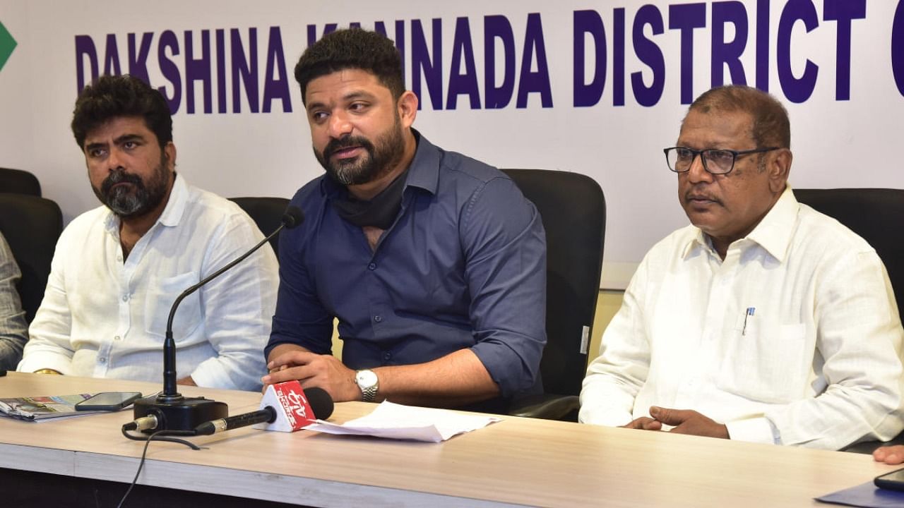 DK district Youth Congress President Mithun Rai (centre) speaks to mediapersons in Mangaluru. Credit: DH file photo.