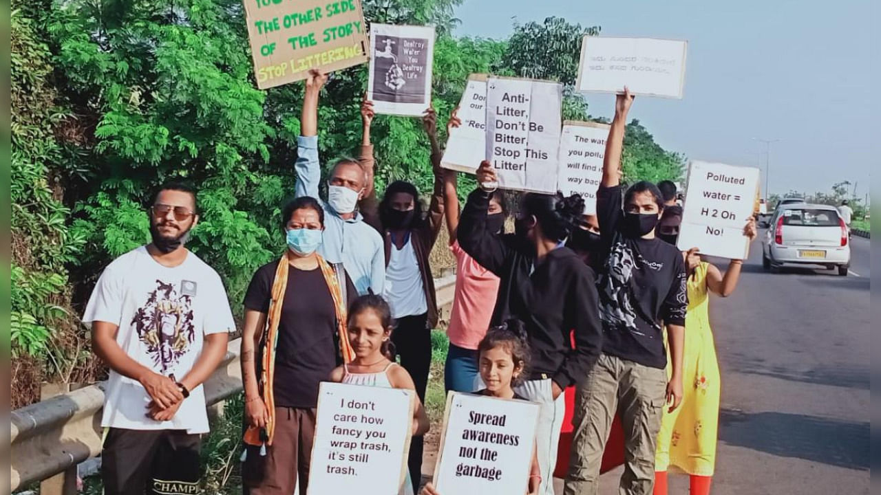 Volunteers take part in 'Namma Netravathi, Namma Javabdari’ campaign at Netravathi bridge. Credit: DH File Photo