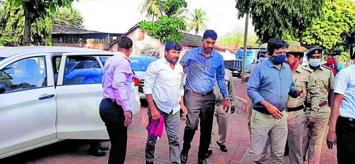 CBI officials bring Congress leader Vinay Kulkarni to the central prison at Hindalga in Belagavi on Monday. Credit: DH File Photo