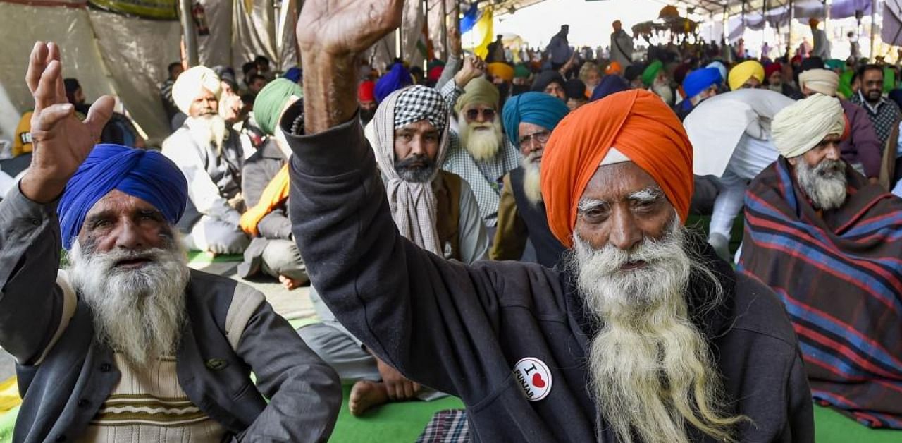 Farmers during their ongoing protest against the Centre's new farm laws, at Singhu border in New Delhi, Thursday, Jan 21, 2021. Credit: PTI Photo