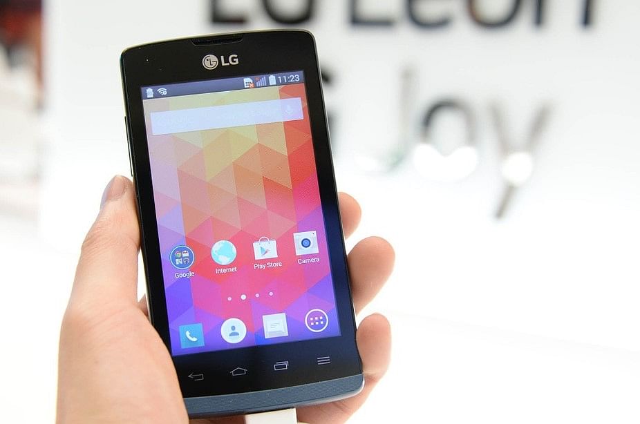 LG phone at a display. Picture Credit: Pixabay.