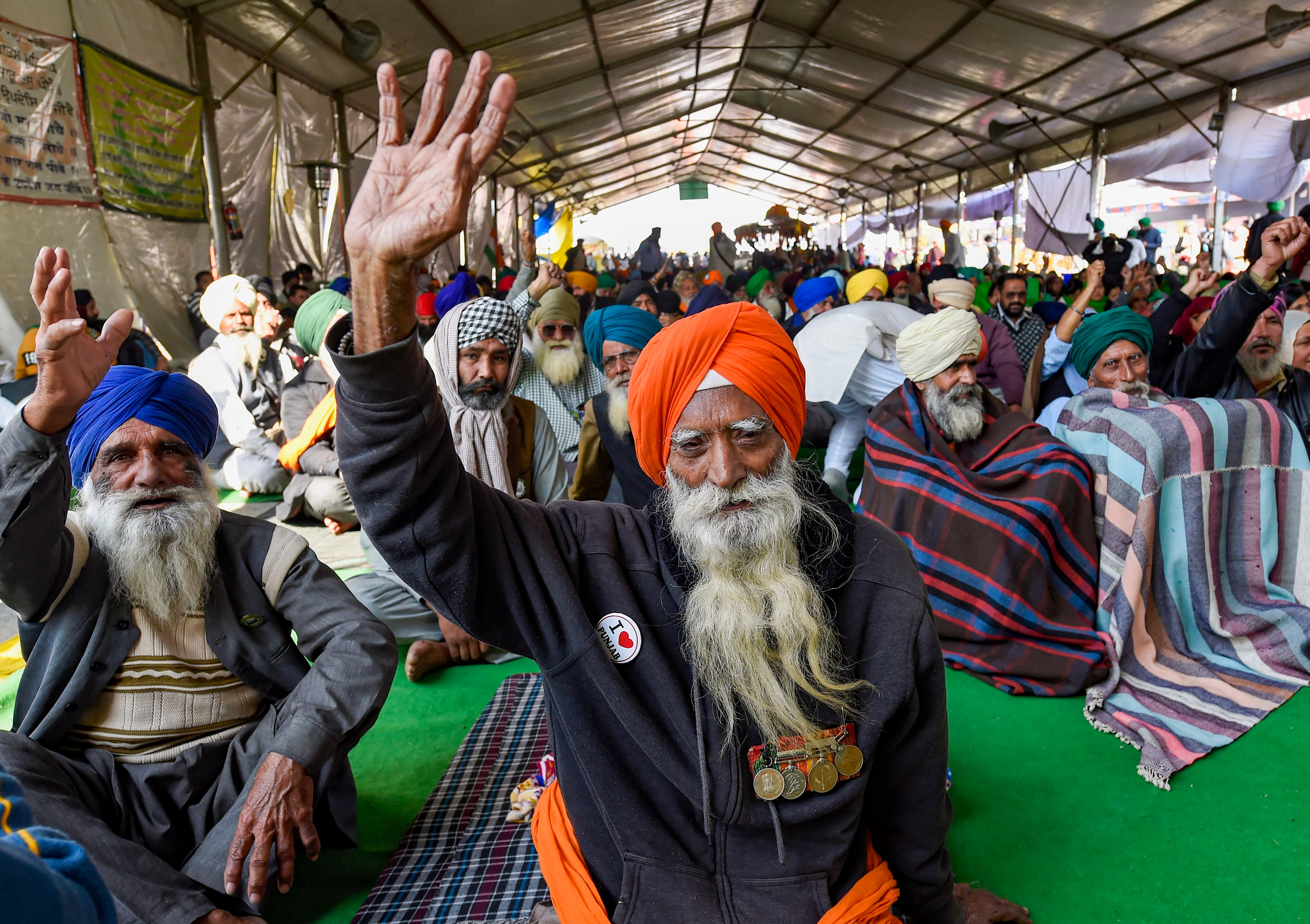 Farmers during their ongoing protest against the Centre's new farm laws, at Singhu border in New Delhi, Thursday, Jan 21, 2021. Credit: PTI Photo