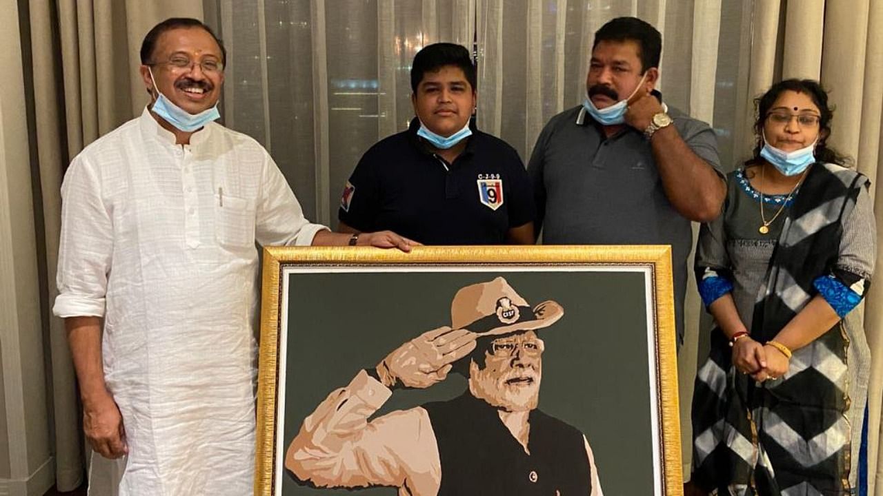 The six-layered stencil portrait made by Saran Sasikumar from Kerala was handed over to Minister of State for External Affairs and Parliamentary Affairs V Muraleedharan on the concluding day of his three-day visit to the UAE on Thursday. Credit: Twitter/@MOS_MEA