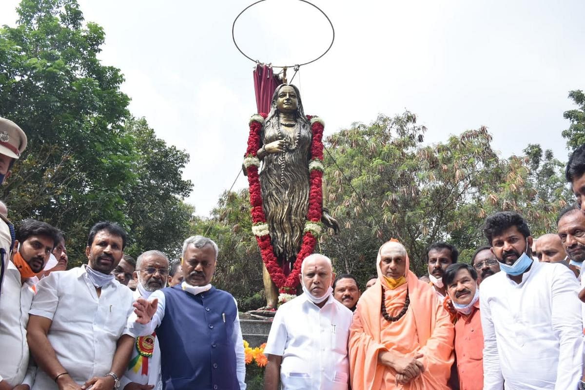 Chief Minister B S Yediyurappa and Suttur Mutt seer Shivarathri Deshikendra Swami are seen in front of newly installed statue of saint Akka Mahadevi at JP Nagar in Mysuru. MLAs L Nagendra, G T Devegowda, District In-charge Minister S T Somashekar and MP P