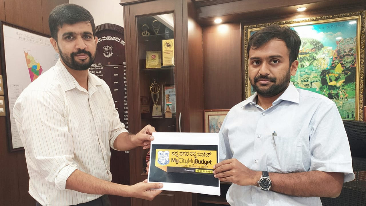 MCC City Commissioner Akshy Sridhar launching the MyCityMyBudget campaign at his office in Mangaluru on January 20, 2021. Credit: DH Photo