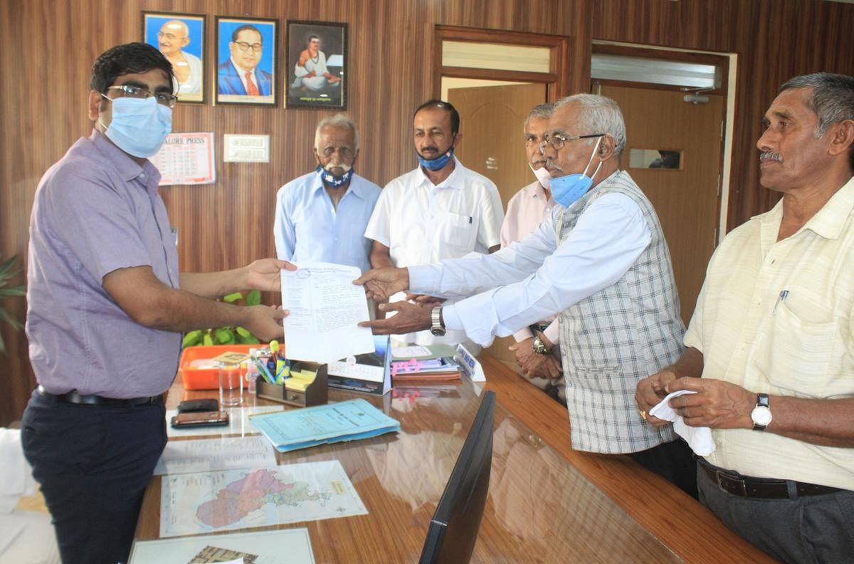 Jilla Sarvajanika Hitharakshana Samithi president A S Kattimandayya submits a memorandum to Zilla Panchayat CEO Bhanwar Singh Meena in Madikeri.