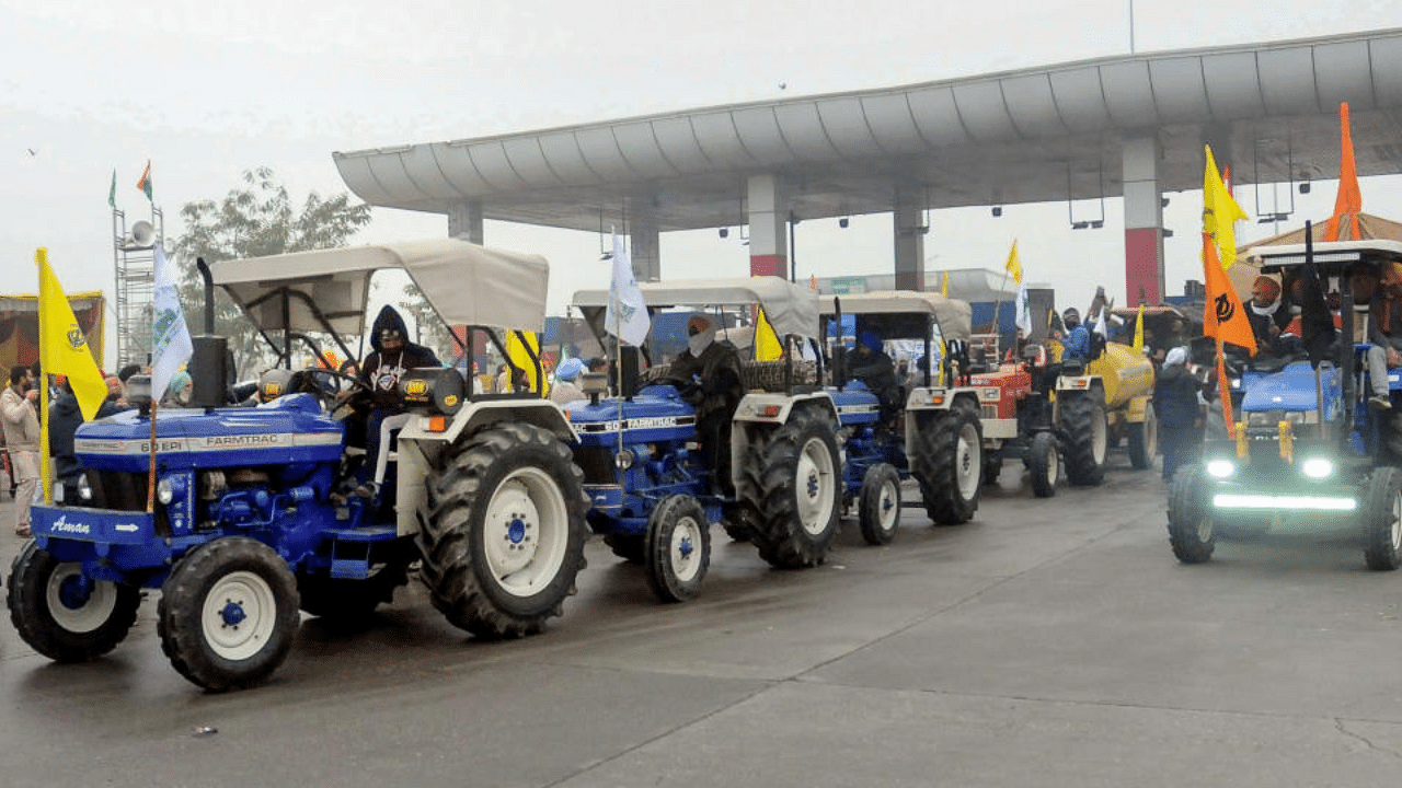 Haryana farmers welcome farmers of Punjab moving towards Delhi to take part in their Jan 26 tractor rally, as part of the ongoing agitation against farm reform laws, at Shambu Punjab-Haryana border near Patiala, Sunday, Jan. 24, 2021. Credit: PTI Photo