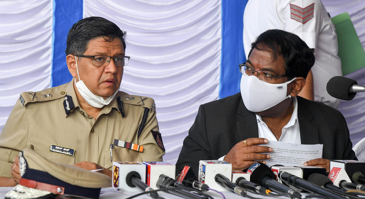 Bengaluru City police commissioner Kamal Pant and BBMP Commissioner N Manjunatha Prasad address a press conference on the preparations for the Republic Day ceremony, on Sunday. DH Photo/B H Shivakumar