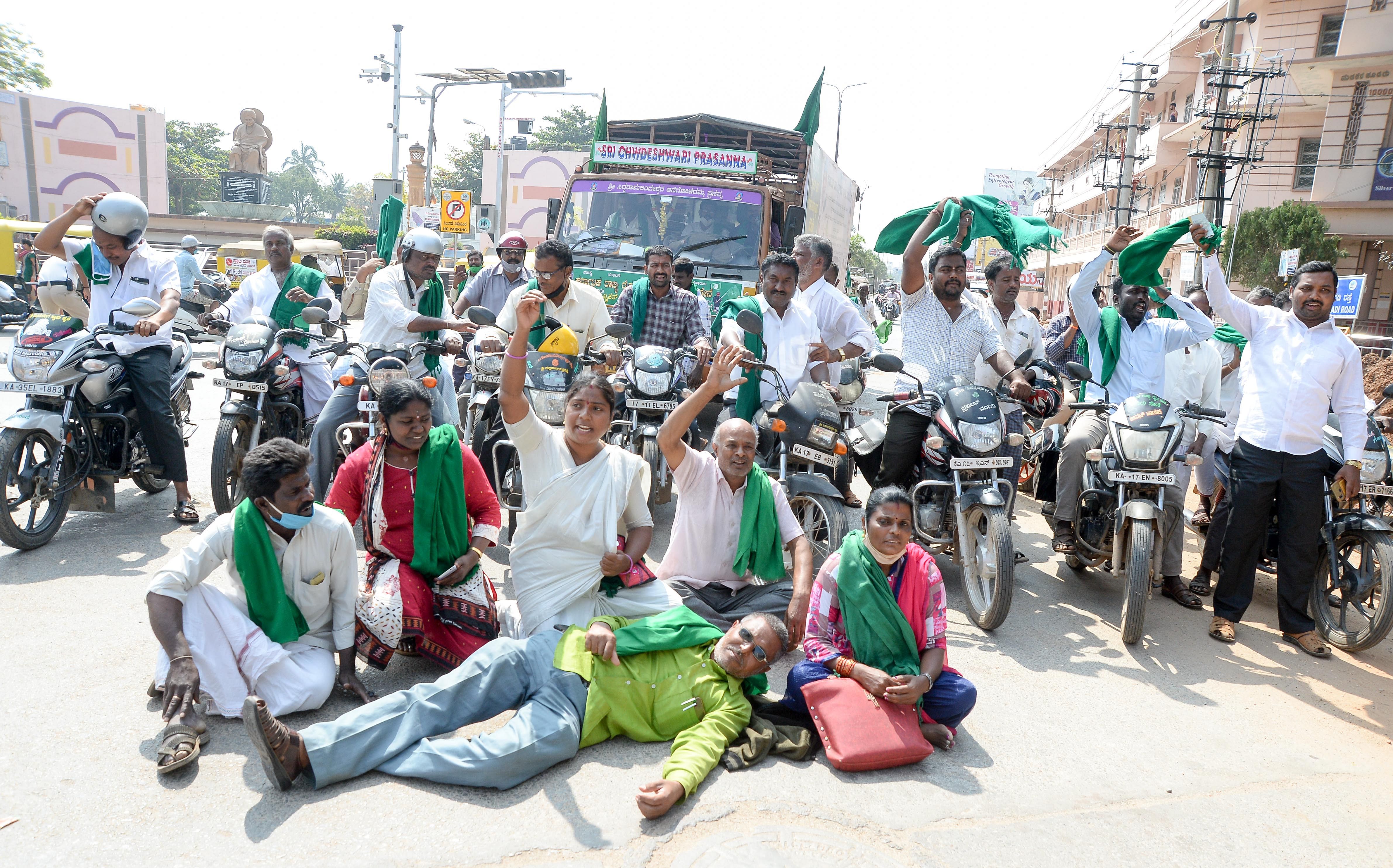 Farmers 'Movement as part of the Republic Day Parade in Delhi - Karnataka and Karnataka State Farmers' Union and Green Army Members held a bike rally at Jayadeva circle. Credit: Prajavani Photo