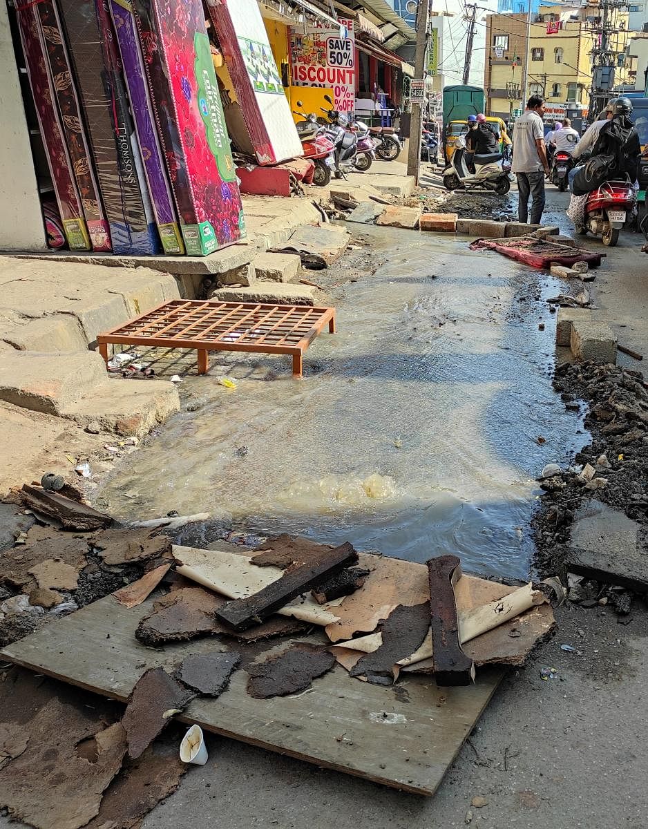 Sewage flooded Sultan Gunta Road on Monday. Credit: DH Image/Special Arrangement