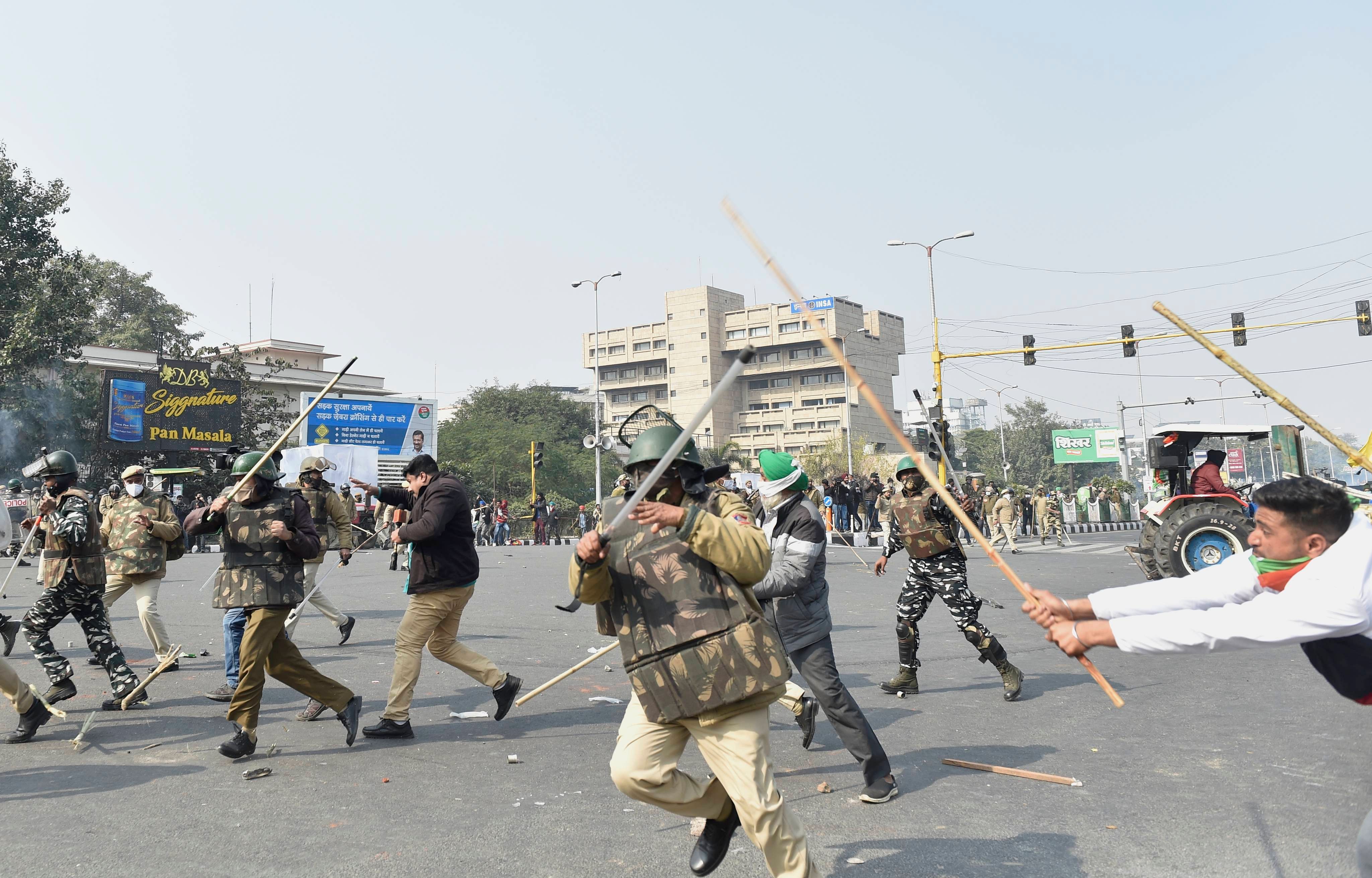 Police and protesting farmers clash during the latter's 'tractor march' on Republic Day, in New Delhi, Tuesday, Jan. 26, 2021. Credit: PTI Photo