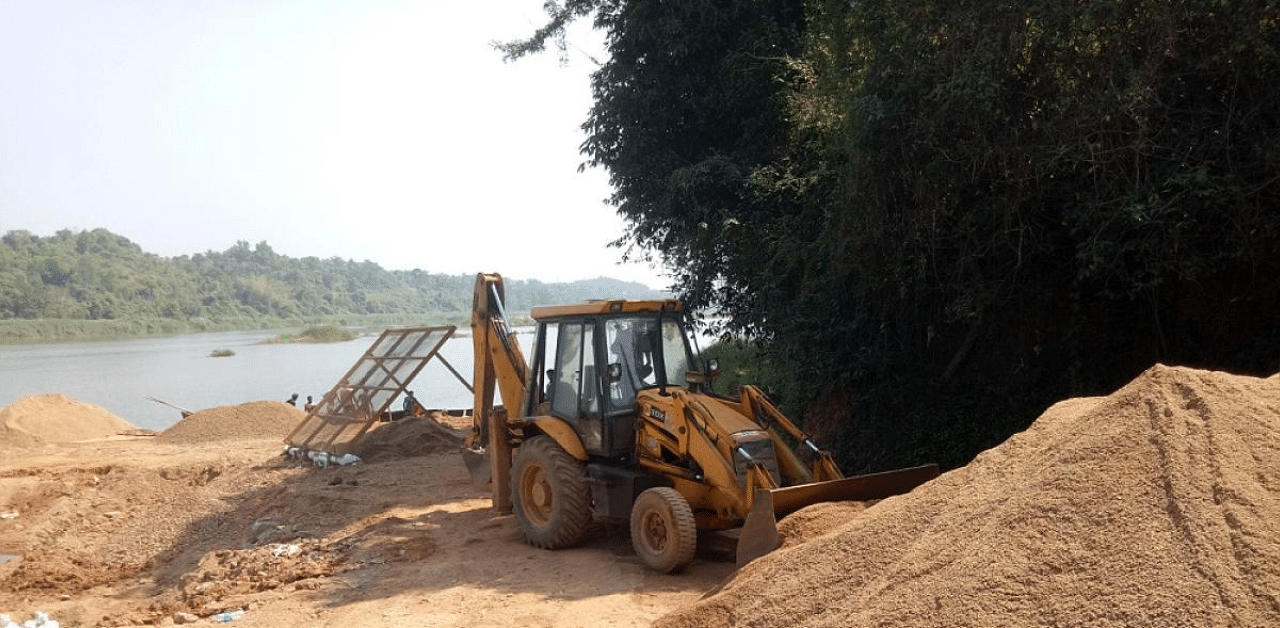 Using earth mover, the sand extraction is being carried out on the banks of river Nethravathi at Biliyoor. DH Photo