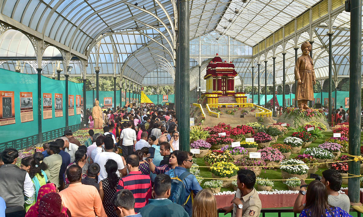 Crowds at an earliereditionoftheLalbagh shower show. DH Photo BY Ranju P (PIC FOR REPRESENTATION)