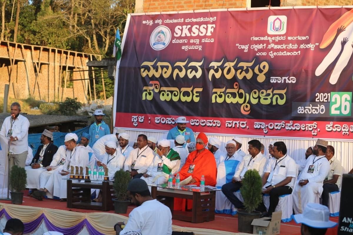 Kirikodli Mutt pontiff Sadashiva Swami, leaders Shaikhuna Abdulla Faizi and Tamliq Darimi take part in Souharda Sammelana in Shanivarasanthe on Tuesday.