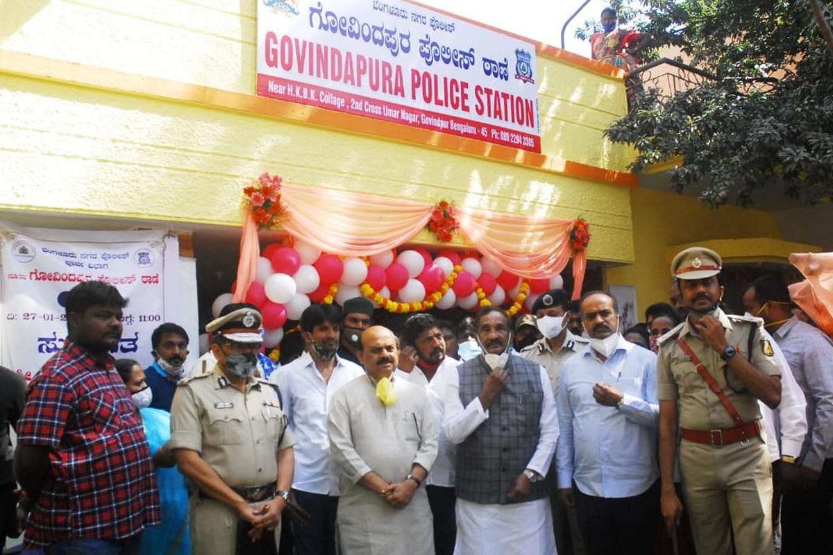 Home Minister Basavaraj Bommai, MP P C Mohan, MLA K G George and police officers at the newly inaugurated Govindapura police station on Wednesday. Credit: DH PHOTO