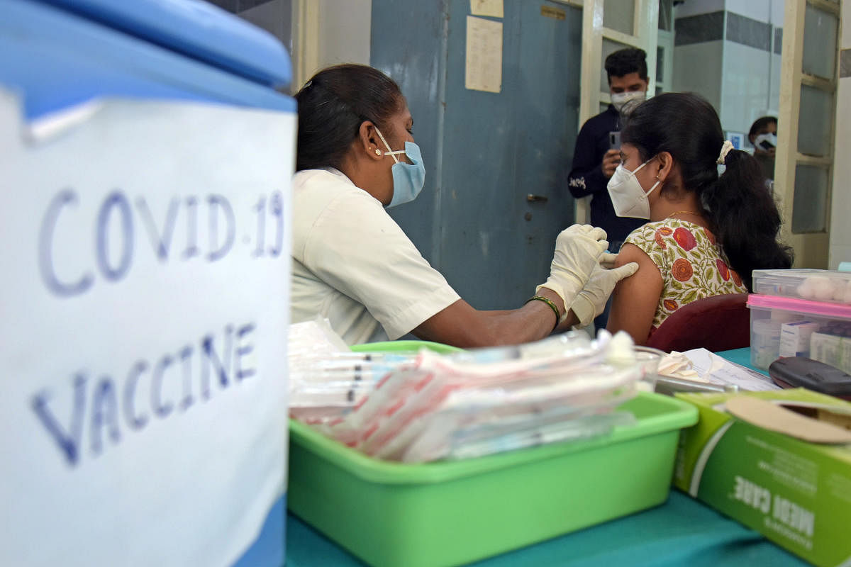 A medical worker inoculates a Covid-19 vaccine at Dasappa Hospital in Bengaluru on Thursday, Jan 28, 2021. Credit: DH Photo/Pushkar V