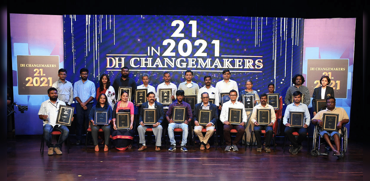 DH Changemakers 2021 pose for a group photo at BIC, Bengaluru on Friday. Credit: DH photo. 