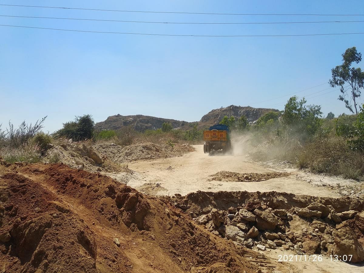 The truck bound towards Bebi Betta, bypassing a trench dug by Mines and Geology department, on January 26, 2021, amid government order to stop all quarry activities, in Mandya district. DH Photo/T R Sathish Kumar