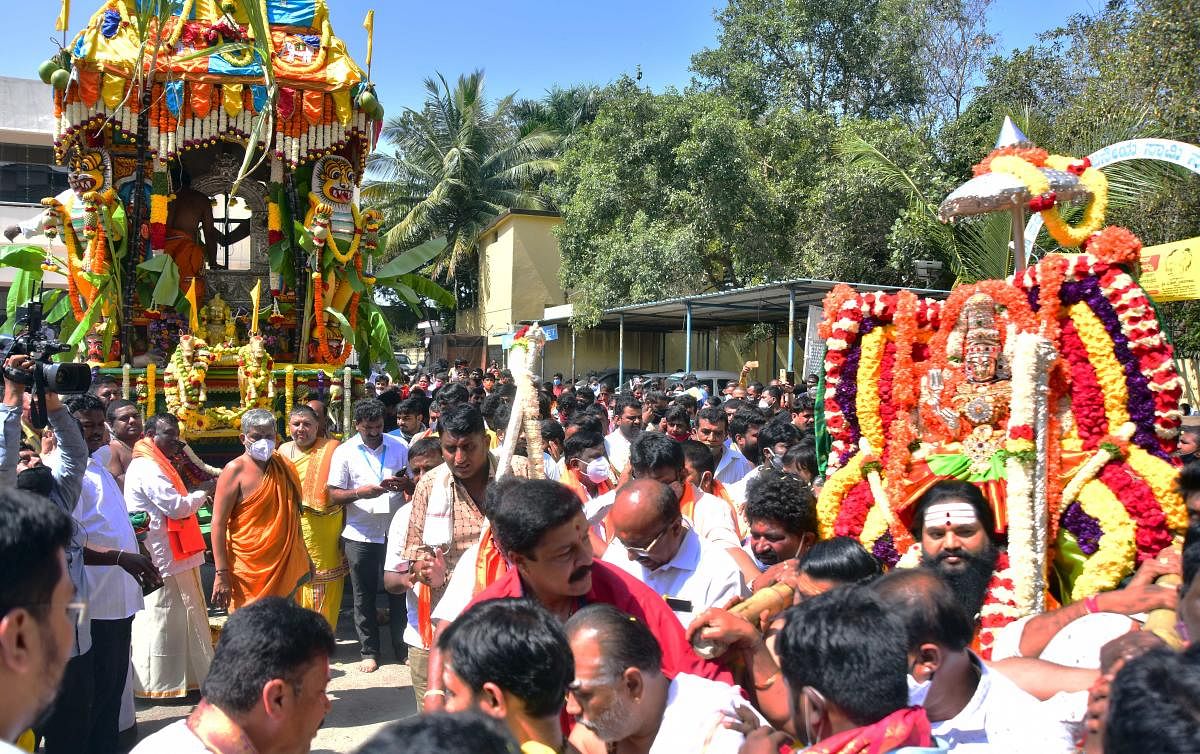 Devotees gather to participate in the Banashankari chariot festival at the Banashankari temple on Kanakapura Road on Thursday. Credit: DH PHOTO/Anup Ragh T