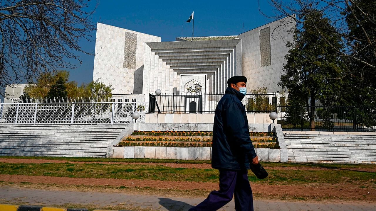 A policeman walks past the Supreme Court building in Islamabad on January 29, 2021, where lawyers have filed a last-ditch attempt to overturn the acquittal of a British-born militant convicted of masterminding the murder of US journalist Daniel Pearl. Credit: AFP Photo