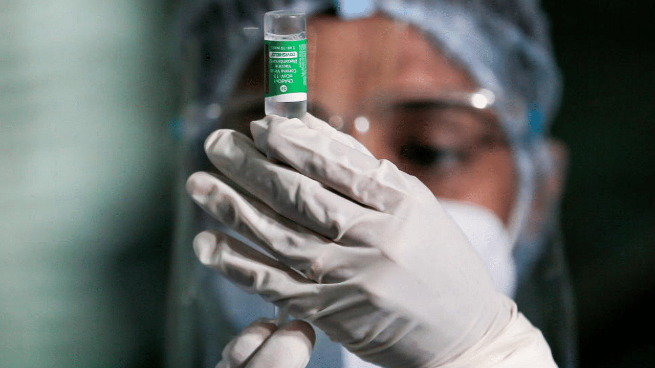 A health official draws a dose of the AstraZeneca's COVID-19 vaccine manufactured by the Serum Institute of India, at Infectious Diseases Hospital in Colombo, Sri Lanka January 29, 2021. Credit: Reuters Photo