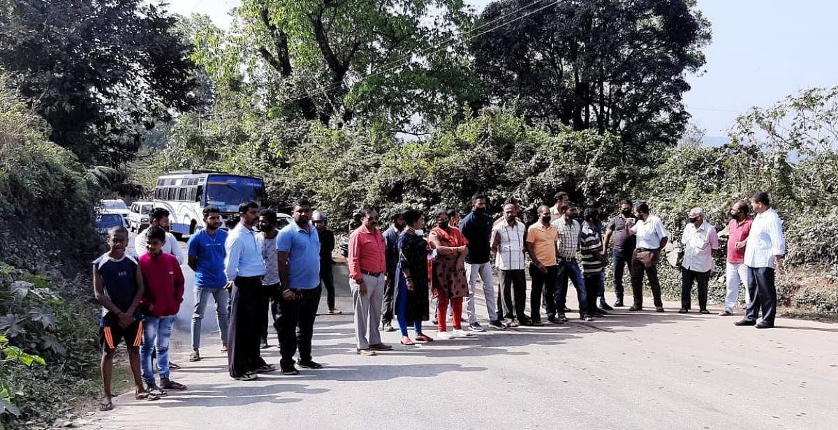 The protesters blocked the road demanding the repairing of Madikeri-Bhagamandala Road.