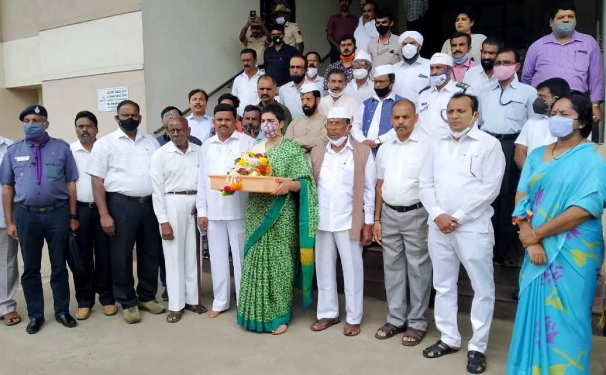 The ashes of Mahatma Gandhi were decked with flowers on account of Martyrs’ Day in Madikeri on Saturday. 