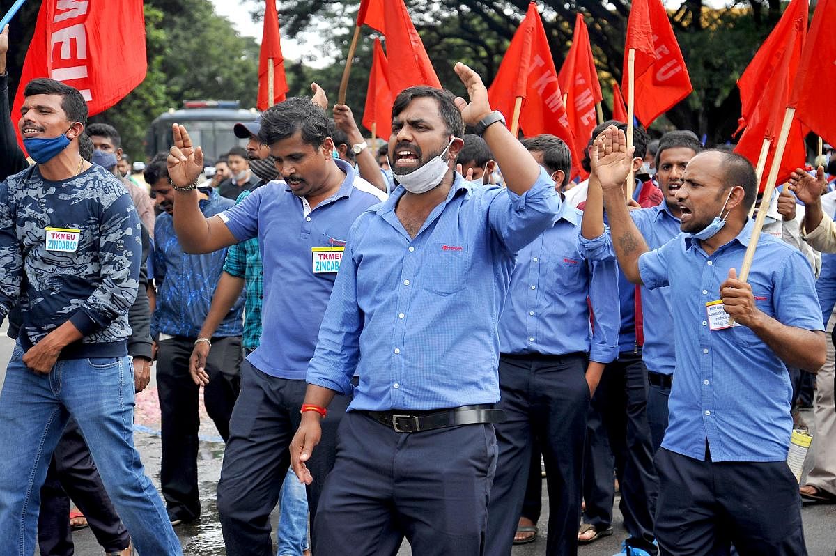 Toyota-Kirloskar employees protesting at Mysore Bank Circle in Bengaluru. DH FILE PHOTO/PUSHKAR V