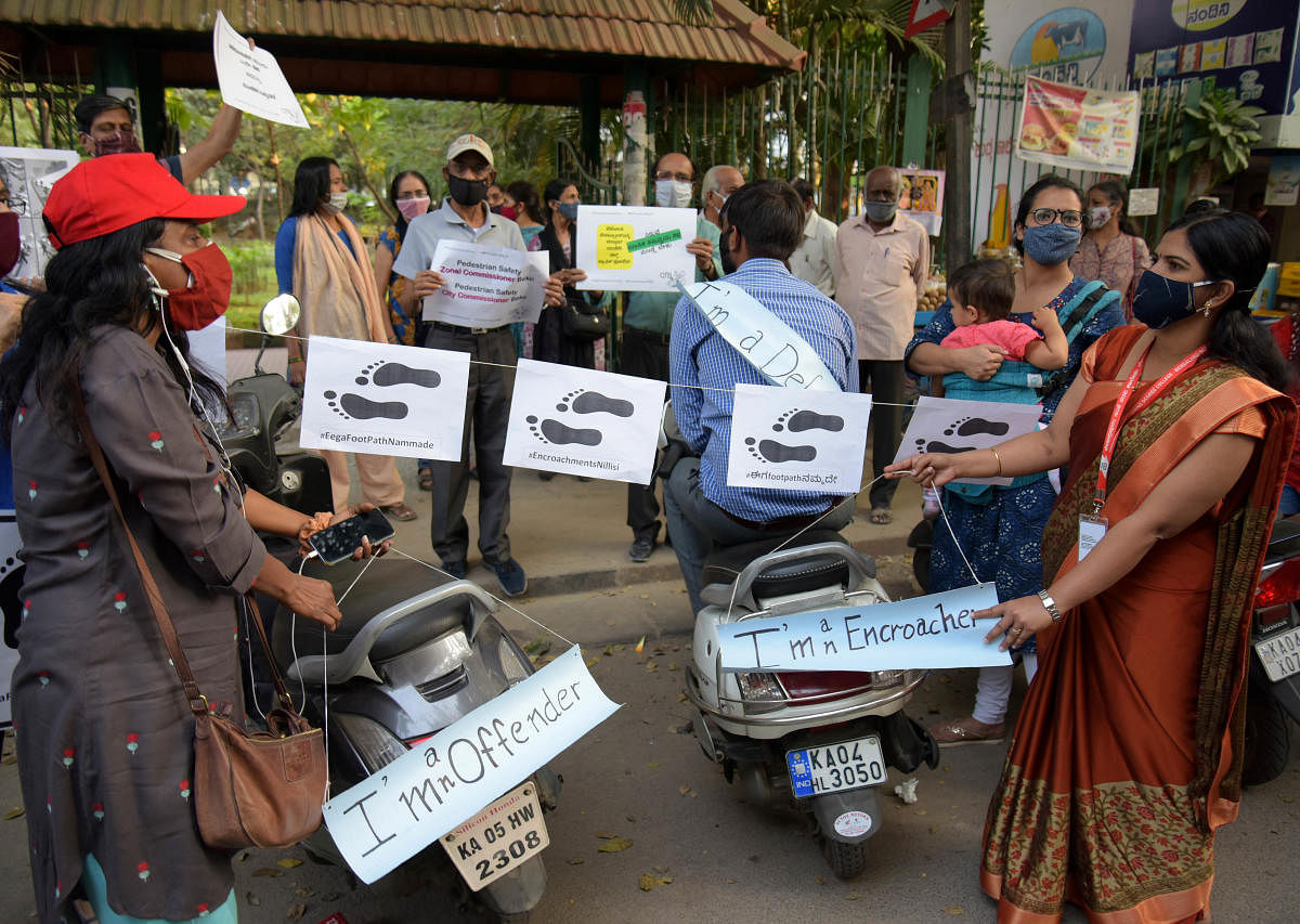 Citizens along with actor Sruthi Hariharan (seen with her baby) participated in a footpath campaign on Saturday. Students of Seshadripuram College and members of various RWAs were also present. DH Photo/Pushkar V