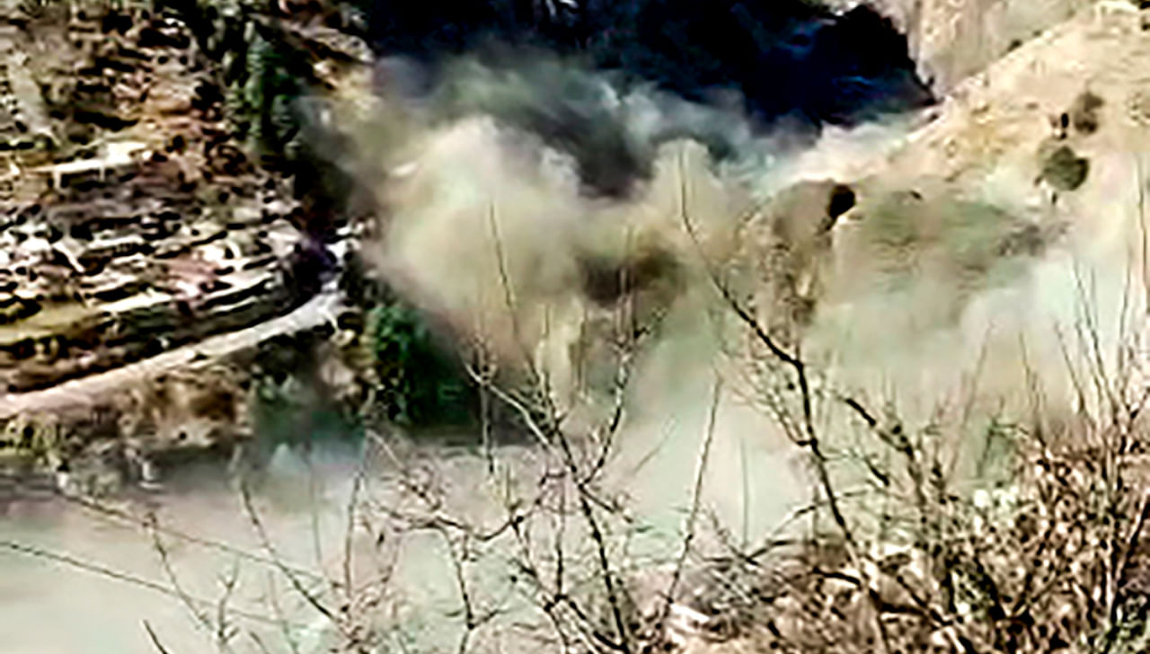  Avalanche after a glacier broke off in Joshimath in Uttarakhand’s Chamoli district causing a massive flood in the Dhauli Ganga river, Sunday, Feb. 7, 2021. More than 150 labourers working at the Rishi Ganga power project may have been directly affected. Credit: PTI Photo