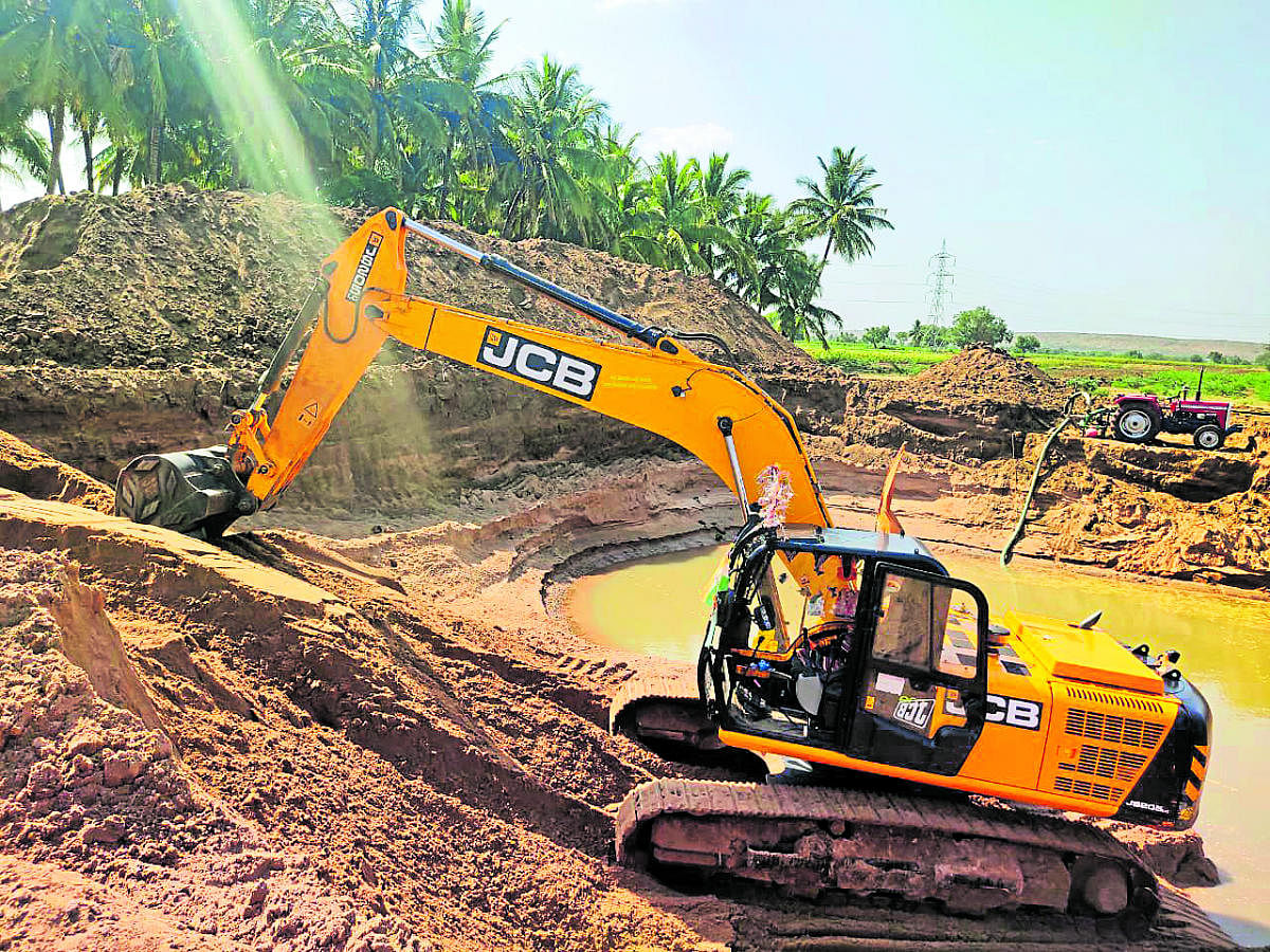 An earth mover pressed into extraction of sand on the Malaprabha river bed in Badami of Bagalkot district. Photo by special arrangement