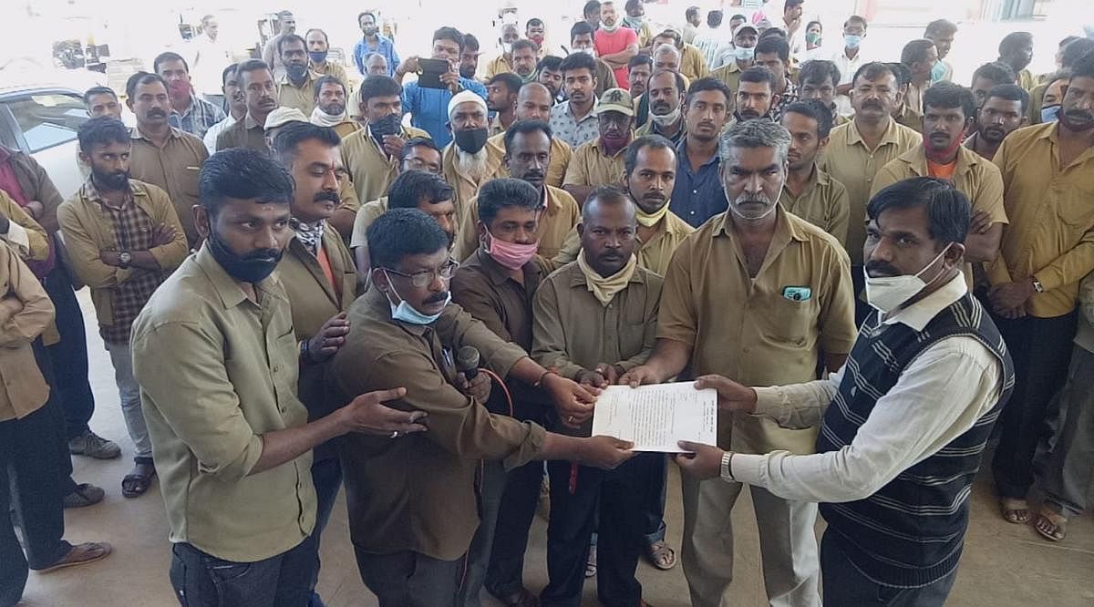 Auto drivers submit a memorandum to the in-charge tahsildar in Virajpet.