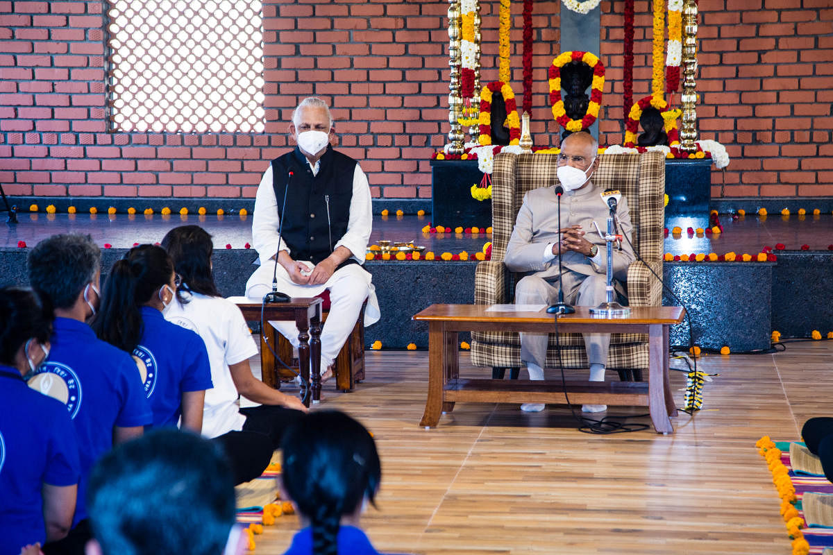 President Ram Nath Kovind interacts with students. Credit: DH Photo
