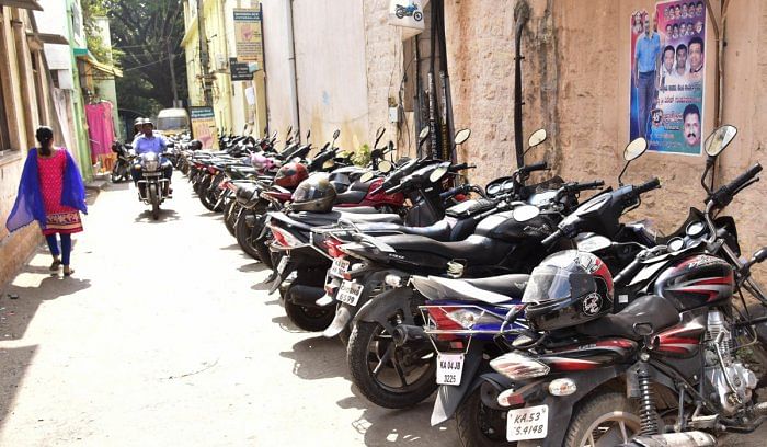 The latest version of the policy, therefore, speaks of providing permits for on-street parking in residential areas. Credit: DH File Photo