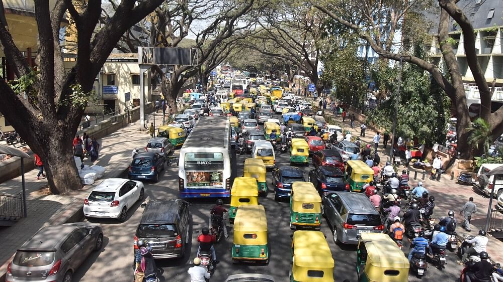 Heavy traffic in Bengaluru. Credit: DH Photo