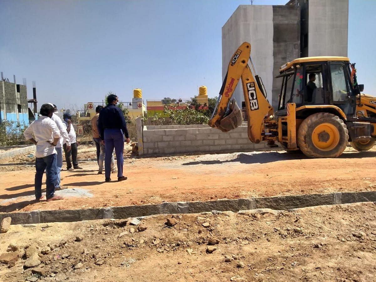 BBMP officials carried out a demolition drive in Kogilu village in Jakkur ward of Yelahanka Zone on Thursday and reclaimed encroached land set aside for a bio-methane plant. Credit: DH Photo