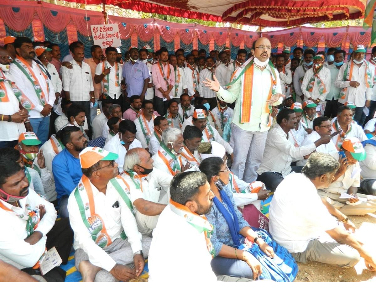 MLA Dr Yathindra Siddaramaiah addresses protesters in Nanjangud, Mysuru district on Friday. DH PHOTO