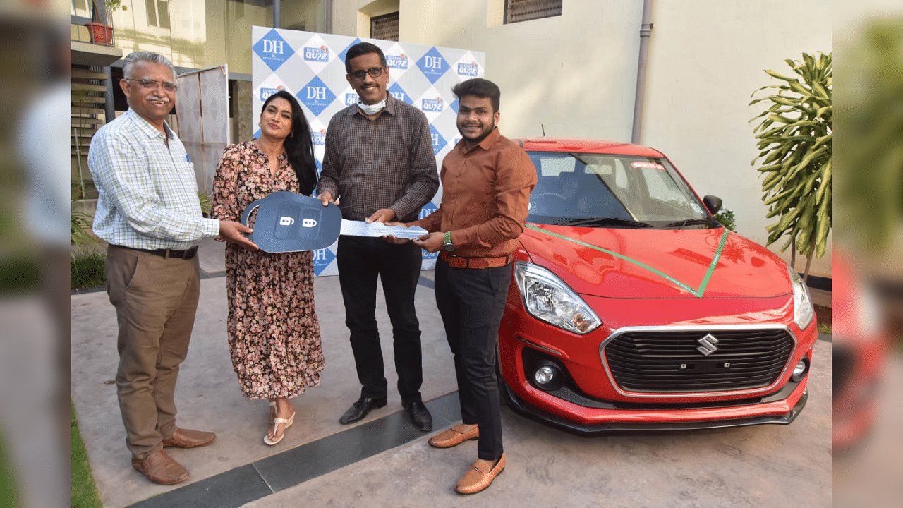 (From left) Ravindra Bhat, executive editor, Prajavani; Shwetha Srivatsav, Sandalwood actress and Sitaraman Shankar, CEO, TPML & Editor, Deccan Herald, present car to Arun A, the winner of the Deccan Herald News Quiz bumper prize, in Bengaluru.