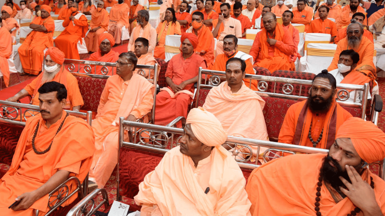 A section of seers at the convention held to press the Centre for inclusion of Veerashaiva-Lingayat community under Central OBC list, in Bengaluru on Saturday. Credit: DH Photo