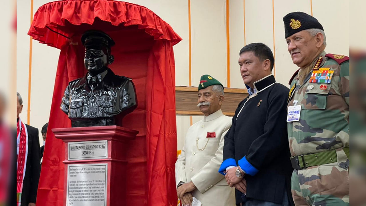 Arunachal Pradesh Governor brigadier (retd.) B D Mishra, Arunachal Pradesh CM Pema Khandu and Chief of Defence Staff General Bipin Rawat after unveiling a statue of Major Ralengnao Khating at Tawang. Credit: Special Arrangement/Meghalaya government