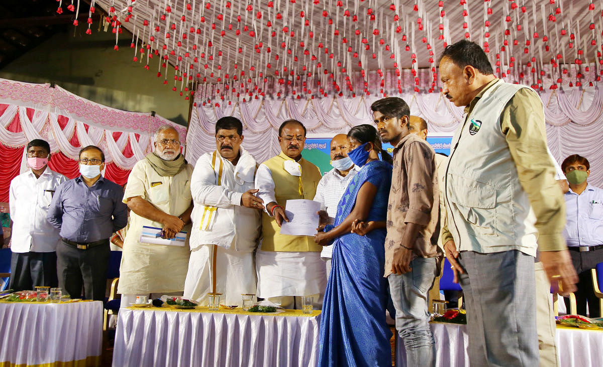 Forest Minister Arvind Limbavali and District In-charge Minister K Gopalaiah distribute a compensation cheque to the kin of elephant attack victim Vasanth, at a programme in Sakleshpur, Hassan district, on Tuesday. MLA H K Kumaraswamy and Deputy Commissio