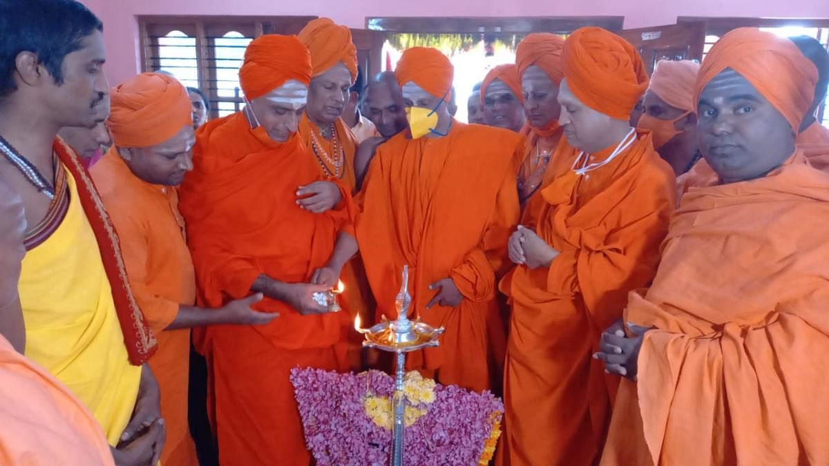 Tumkur Siddaganga Mutt pontiff Siddhalinga Swami inaugurates the new building of Marula Siddeshwara Swami Sukshetra, in the premises of Torenuru Mutt, near Kushalnagar.